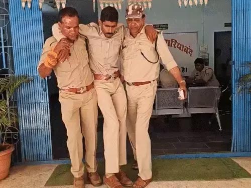 अतिक्रमण हटाने गई वन विभाग की टीम पर हमला डिप्टी रेंजर समेत 5 वनकर्मियों को बंधक बनाकर डंडे-कुल्हाड़ी से पीटा…