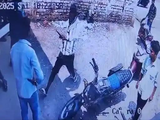 शराब दुकान के सामने दिनदहाड़े बदमाश ने चाकू लेकर युवक को दौड़ाया और लूट लिए पैसे…पुलिस से नहीं की शिकायत…सोशल मीडिया में वायरल हो रहा वीडियो…