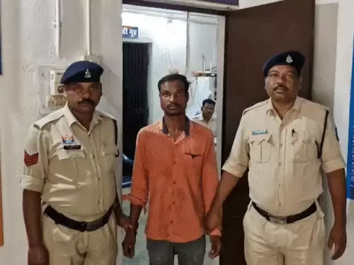 मां और बच्चों को मारकर रेत में दफनाने वाला आरोपी गिरफ्तार..पहले बेल्ट से गला दबाया, फिर रेत से ढका..खुद भी खाया जहर…2 साल से था अफेयर…चरित्र शंका पर वारदात को दिया अंजाम…