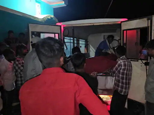 महिला के गर्दन और सिर पर किसी भारी वस्तु से वार कर की गयी हत्या…स्कूल से लौटे बच्चे तो घर पर मिली लाश…जॉच मे जुटी पुलिस