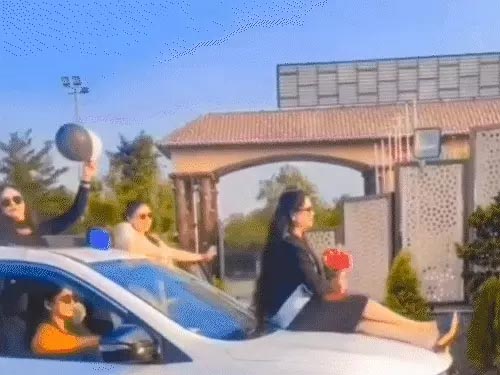 DSP की पत्नी का नीली बत्ती लगी कार की बोनट पर बैठकर जन्मदिन मनाने का वीडियो वायरल…अन्य युवतियां भी खतरनाक ढंग से उसी कार में सवार…कांग्रेस ने उठाए  सवाल…