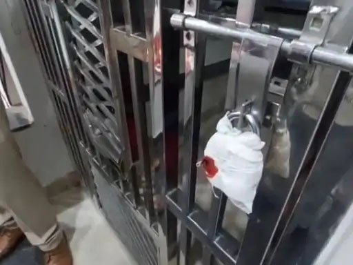 मरीज की इलाज के दौरान मौत::  जबड़े की सर्जरी के दौरान पल्स जाने से हुई मौत…डॉक्टरों पर लापरवाही का आरोप, परिजनों के हंगामे के बाद हॉस्पिटल सील…