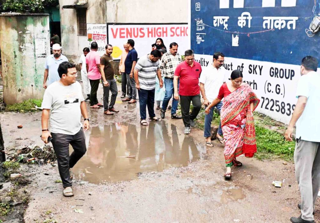 मुड़ापार, रामनगर बस्ती में गदंगी देख भड़की महापौर, सफाई ठेकेदार को लगाई फटकार…महापौर श्रीमती संजूदेवी राजपूत ने वार्ड क्र. 29 मुड़ापार व वार्ड क्र. 30 रामनगर के विभिन्न मोहल्लों में पहुंचकर साफ-सफाई कार्यो का किया निरीक्षण…