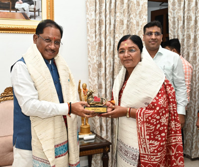 रायपुर : मुख्यमंत्री श्री साय से केंद्रीय महिला एवं बाल विकास राज्य मंत्री श्रीमती सावित्री ठाकुर ने की सौजन्य मुलाकात