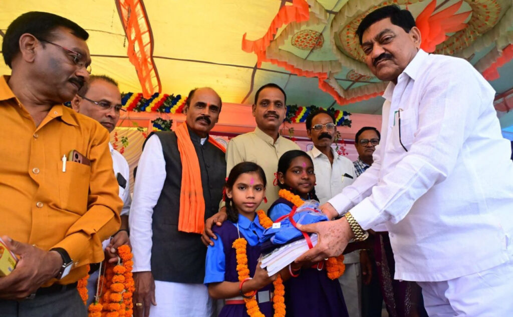 रायपुर : शाला प्रवेश उत्सव में शामिल हुए श्री दयाल दास बघेल