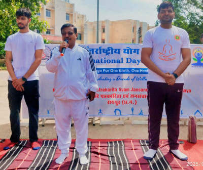 रायपुर : पत्रकारिता विश्वविद्यालय में मनाया गया अंतरराष्ट्रीय योग दिवस