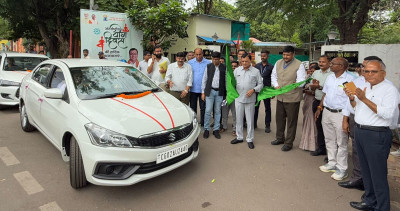 रायपुर : उद्योग मंत्री ने 11 शासकीय वाहनों को हरी झंडी दिखाकर किया रवाना