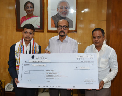 रायपुर : राज्यपाल श्री डेका ने मेधावी छात्र आदित्य का किया सम्मान