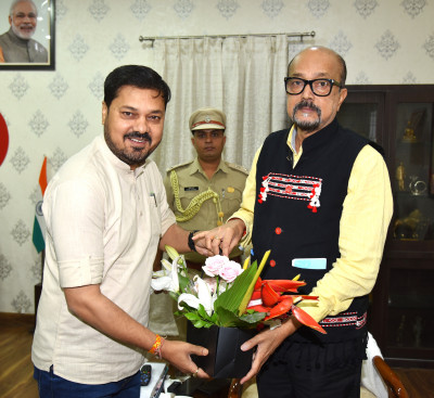 रायपुर : राज्यपाल श्री डेका से विधायक श्री शर्मा ने सौजन्य भेंट की