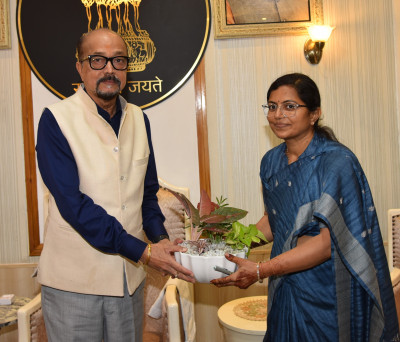 रायपुर : राज्यपाल श्री डेका से छत्तीसगढ़ राज्य ग्रामीण आजीविका मिशन संचालक ने की मुलाकात