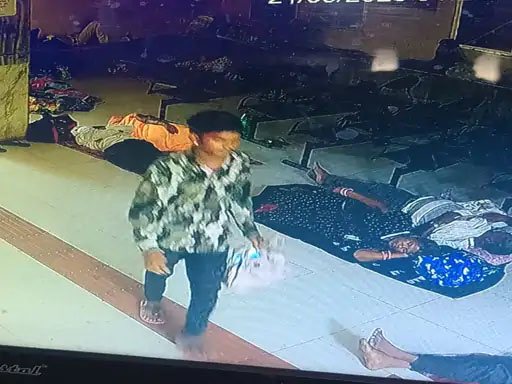 आईसीयू में भर्ती मरीज के परिजनों के मोबाइल-कैश चोरी…3 मोबाइल समेत 40 हजार नकद पार…सीसीटीवी फुटेज में कैद हुआ चोर…