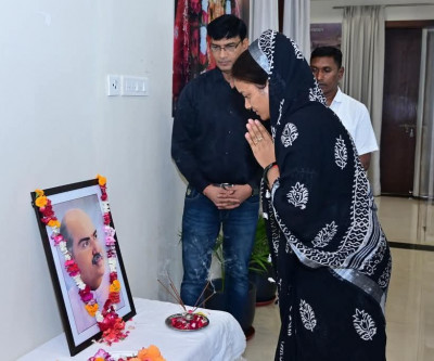 रायपुर : डॉ. श्यामा प्रसाद मुखर्जी की पुण्यतिथि पर महिला एवं बाल विकास मंत्री श्रीमती लक्ष्मी राजवाड़े ने अर्पित की श्रद्धांजलि