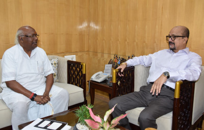 रायपुर : राज्यपाल श्री डेका से सरगुजा सांसद ने सौजन्य भेंट की