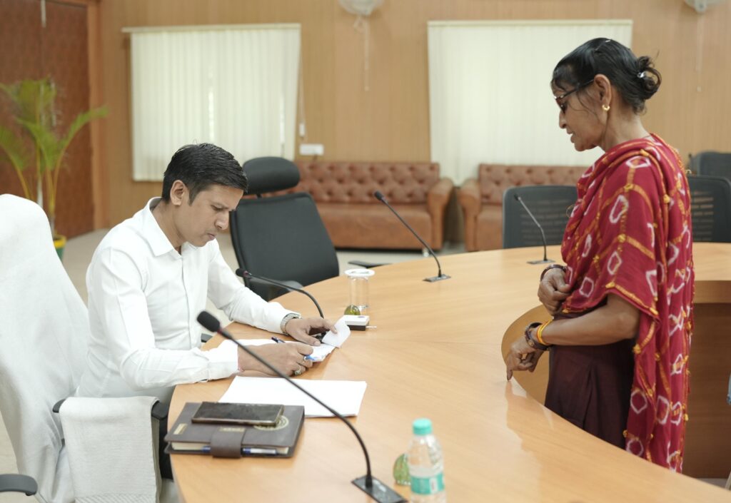 जनदर्शन में सुनी गई आम नागरिको की समस्याएं: सीईओ जिला पंचायत ने आवेदनों का समय सीमा में निराकृत करने के दिए निर्देश