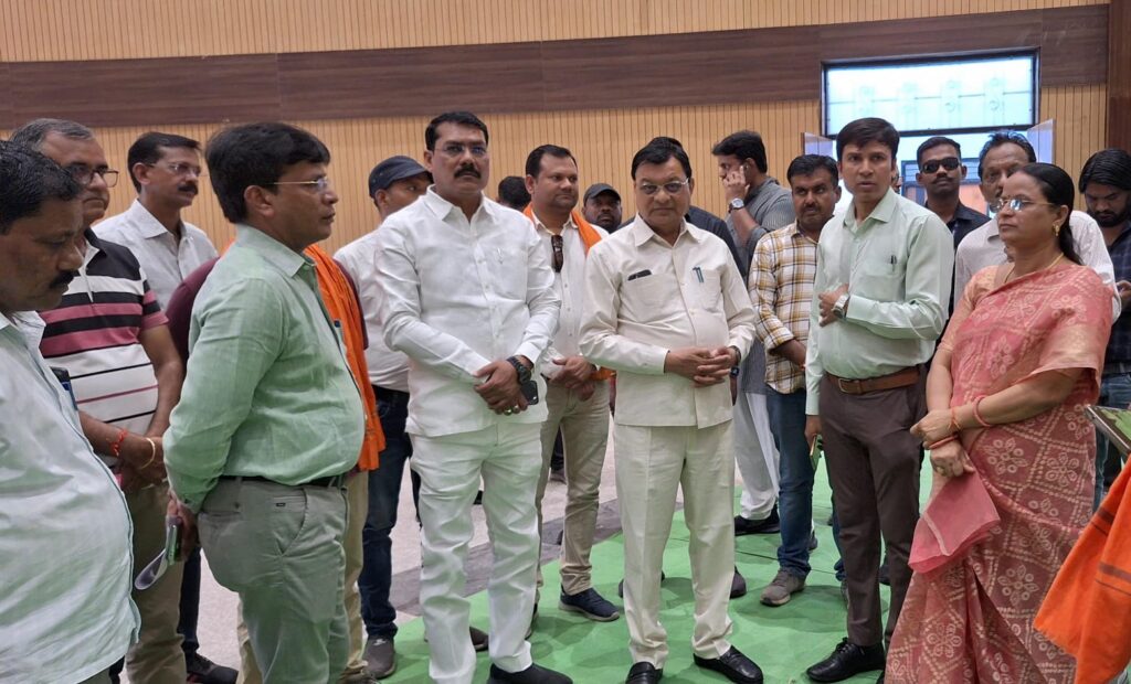 मुख्यमंत्री के प्रस्तावित दौरे को लेकर मंत्री श्री लखनलाल देवांगन ने किया कार्यक्रम स्थल का निरीक्षण..