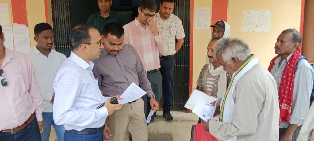 कलेक्टर ने बरपाली तहसील कार्यालय का किया आकस्मिक निरीक्षण