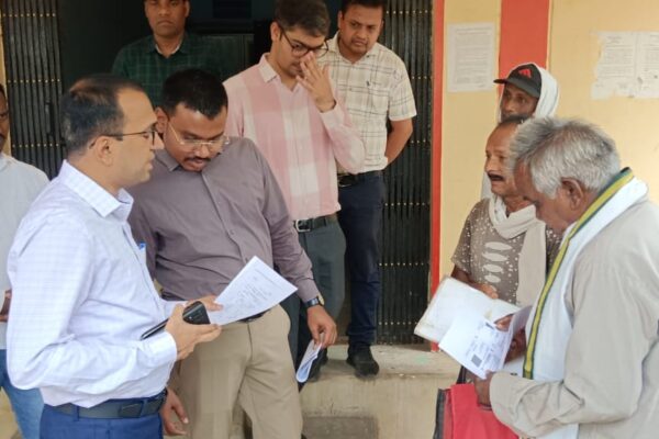 कलेक्टर ने बरपाली तहसील कार्यालय का किया आकस्मिक निरीक्षण