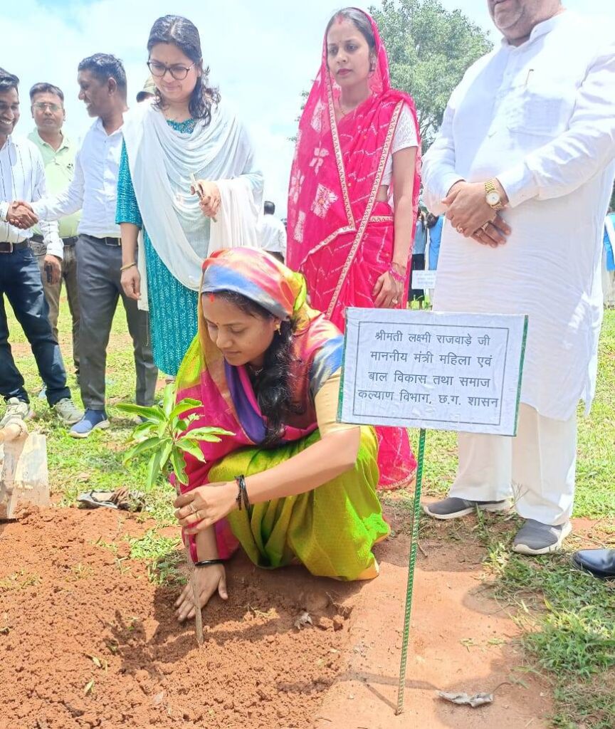 रायपुर : एक पेड़ मां के नाम 2.0: मंत्री श्रीमती लक्ष्मी राजवाड़े ने आम का पौधा लगाकर दिया पर्यावरण संरक्षण का संदेश