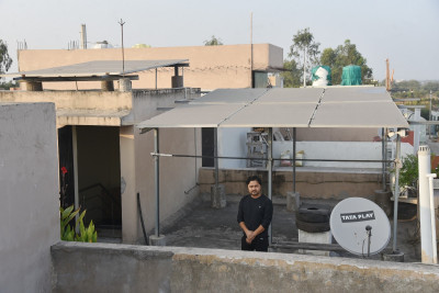 रायपुर : छत पर बनाए खुद के बिजलीघर से अनुराग का घर हुआ रोशन