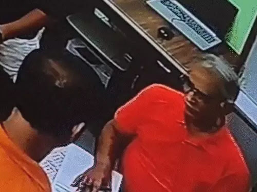 कोरबा: बच्चे का गलत इलाज का आरोप लगाते हुए पिता ने डॉक्टर को मोबाइल में कुछ तस्वीरें दिखाई और जड़ दिया थप्पड़..टीकाकरण के बाद बच्चे के जांघ में इंफेक्शन और सर्जरी के नाम पर डराने का आरोप…