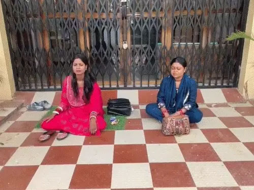 तहसीलदार की पत्नी और उसके छोटे भाई की पत्नी 4 दिन से बैठी हैं घर के बाहर…ससुरालवालों पर दोनों बहुओं को घर से निकालने का आरोप…दहेज में कार और 50 लाख रुपए दिए, फिर भी मारपीट की गई करा दिया गया अबॉर्शन.. सास-ससुर ने सभी आरोपो को नकारा