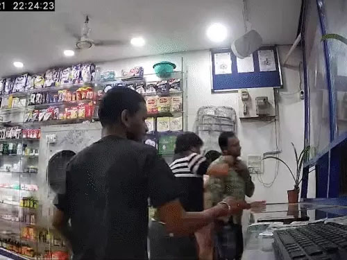 पत्नी को दवा देने में देरी होने पर युवक ने जेनेरिक मेडिकल स्टोर के स्टाफ को पीटा…पेटीएम मशीन भी तोड़ी…खुद को वकील और विधायक का पड़ोसी बताया…CCTV में भी कैद हुई घटना