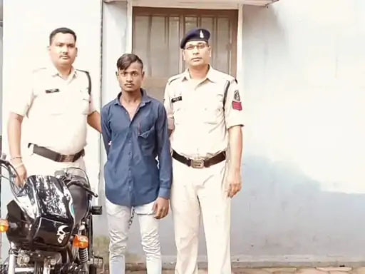 नशे में धुत्त बाइक सवार तीन बदमाशों ने दो युवकों से मोबाइल और नगदी लूटने का किया प्रयास…