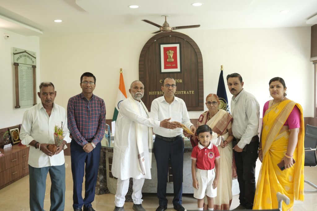 कलेक्टर श्री अजीत वसंत ने मीसा बंदियों का किया सम्मान…सम्मान पाकर अभिभूत हुए मीसाबंदी