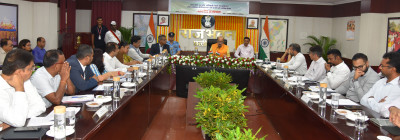 रायपुर : केवल रिपोर्ट पर निर्भर न रहें, निचले स्तर पर जाकर योजनाओें का क्रियान्वयन देखें-श्री डेका