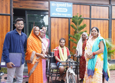 रायपुर : सीएम कैंप कार्यालय में दिव्यांग नारायण सिंह को मिली ट्राईसायकल