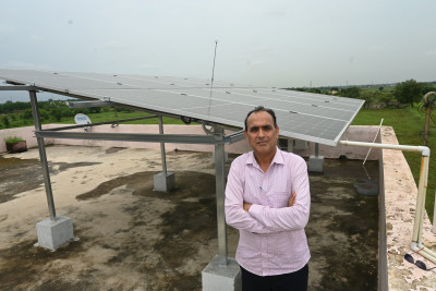 रायपुर : सूरज की तपिश से फैल रहा घर आँगन में उजियारा