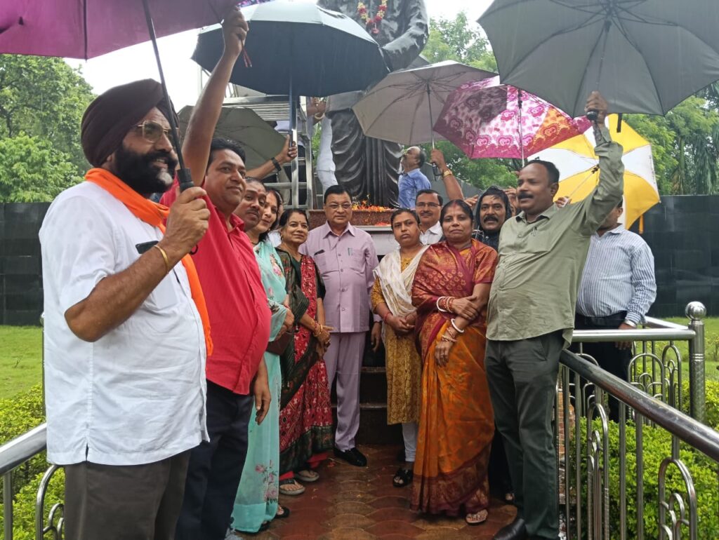 डॉ. श्यामा प्रसाद मुखर्जी जयंती पर पुष्पांजलि, “अखंड भारत” के संकल्प के साथ लखनलाल देवांगन व गोपाल मोदी ने दी भावपूर्ण पुष्पांजलि