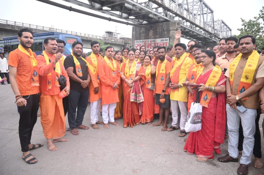 भोलेबाबा की भक्ति में सराबोर हुआ कोरबा — महापौर संजू सिंह राजपूत व पार्षद एवं भाजयूमो जिलामहामंत्री नरेंद्र देवांगन ने 17 किमी पदयात्रा कर किया जलाभिषेक..