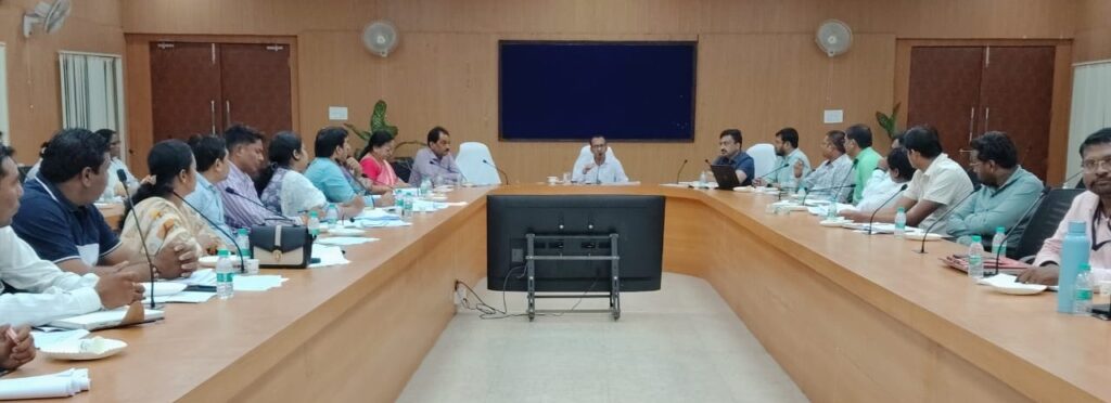 कलेक्टर ने ली स्वास्थ्य विभाग की समीक्षा बैठक: आयुष्मान में फर्जी क्लेम को रोकने कलेक्टर ने सीएमएचओ और बीएमओ को निगरानी के दिए निर्देश..