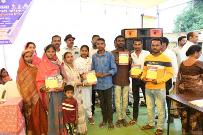 रायपुर : धरती आबा शिविरों में जनजाति समुदाय के लोगों के चेहरे में आई रौनक