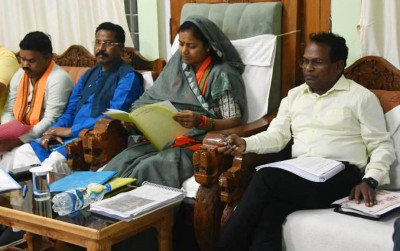 रायपुर : आंगनबाड़ियों की व्यवस्था और कुपोषण उन्मूलन पर ध्यान दें अधिकारी: मंत्री श्रीमती राजवाड़े