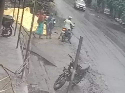 महिला ने तेज रफ्तार ट्रेलर के नीचे कूदकर कर ली आत्महत्या…CCTV कैमरे में कैद हुई घटना..सोशल मीडिया पर वायरल हो रहा वीडियो…