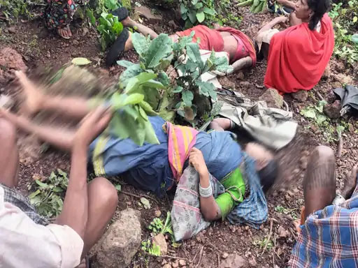 बारिश से बचने पेड़ के नीचे खड़ी थीं महिलाएं, आकाशीय बिजली गिरने से एक ही परिवार की दो महिलाओं और धान की रोपाई करने गई नाबालिग की मौत, किशोरी गंभीर रूप से घायल…