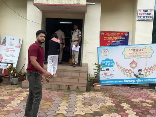 पीएससी की कोचिंग कर रहे युवक के कमरे में आपत्तिजनक हालत में मिली युवती…लोगों ने जमकर किया हंगामा..पहले दोनों ने एक-दूसरे को दोस्त फिर भाई-बहन बताया…