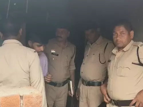 घर में अज्ञात कारणों से लगी आग…पिता और बेटा जिंदा जले..हड्डियों के अवशेष मिले…बगल के कमरे में सोई पत्नी को नहीं लगी भनक…