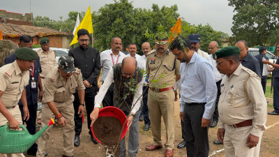 रायपुर : राज्यपाल श्री डेका ने ‘एक पेड़ मां के नाम‘ अभियान के अंतर्गत नीम का पौधा रोपित किया