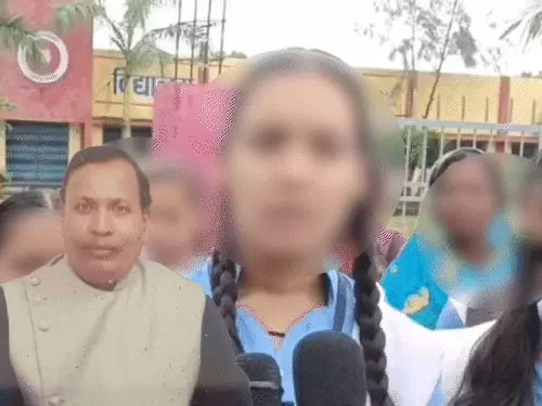 प्रिंसिपल पर छात्राओं को अश्लील इशारे करने और ब्रेक में बैड टच करने का आरोप…विरोध करने पर 4 छात्राओं को किया फेल, मार्कशीट में हेरफेर का भी आरोप…प्रिंसिपल को हटाने स्कूल के बाहर प्रदर्शन….एक अन्य मामले में नाबालिग छात्रा से छेड़छाड़ पर स्कूल की मान्यता रद्द