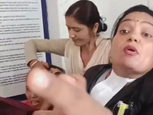 फैमिली कोर्ट में महिला वकील ने अपने क्लाइंट और उसके परिजन के साथ की जमकर मारपीट…फीस लेने के बाद केस लड़ने से मना करने का भी आरोप…