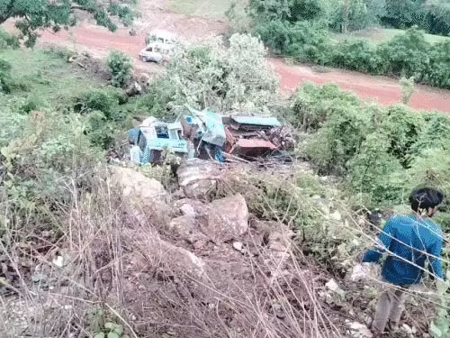 बैलेंस बिगड़ने से 60 फीट गहरी खाई में गिरा बोरवेल-ट्रक…5 मजदूर की मौत 4 की हालत गंभीर…