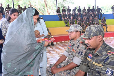 रायपुर : मंत्री श्रीमती राजवाड़े ने कारली पहुंचकर सुरक्षा बल के जवानों को राखी बांधकर शुभकामनाएं दीं