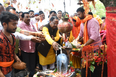 रायपुर : सावन के दूसरे सोमवार तपेश्वर धाम पहुंचे कृषि मंत्री