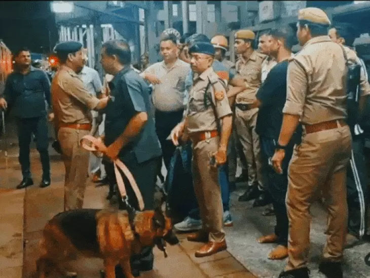 छत्तीसगढ़ संपर्क क्रांति एक्सप्रेस में बम की सूचना से हड़कंप.. झांसी स्टेशन पर खाली कराए डिब्बे, यात्रियों की ली गई तलाशी…बाद में अफवाह निकली…सूचना के बावजूद 400 KM दौड़ती रही ट्रेन..