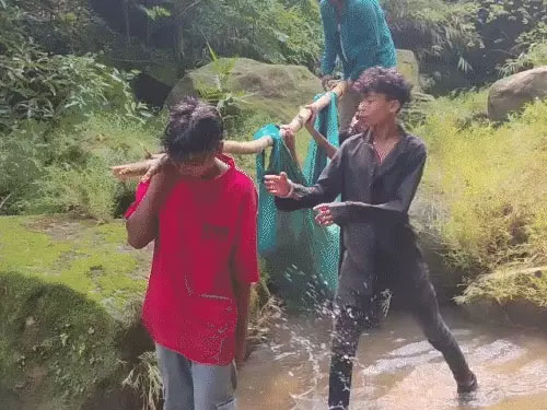 400 फीट ऊंचाई से नाले में गिरी बुजुर्ग महिला को 2 दिन बाद युवकों ने निकाला…4KM पैदल कंधे पर ढोकर अस्पताल पहुंचाया…