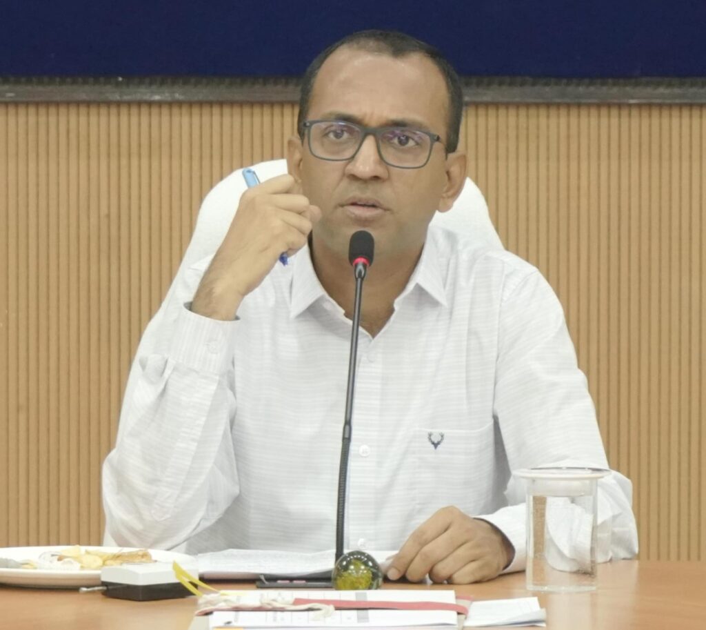 मौसमी बीमारियों के रोकथाम के लिए सुदूरवर्ती क्षेत्रों पर नजर बनाए रखे स्वास्थ्य विभागः कलेक्टर