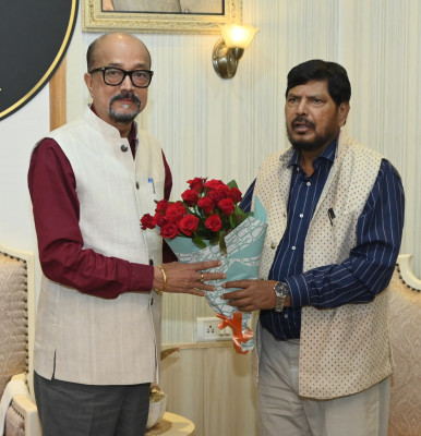 रायपुर : राज्यपाल श्री डेका से केन्द्रीय सामाजिक न्याय और अधिकारिता राज्य मंत्री ने की सौजन्य भेंट